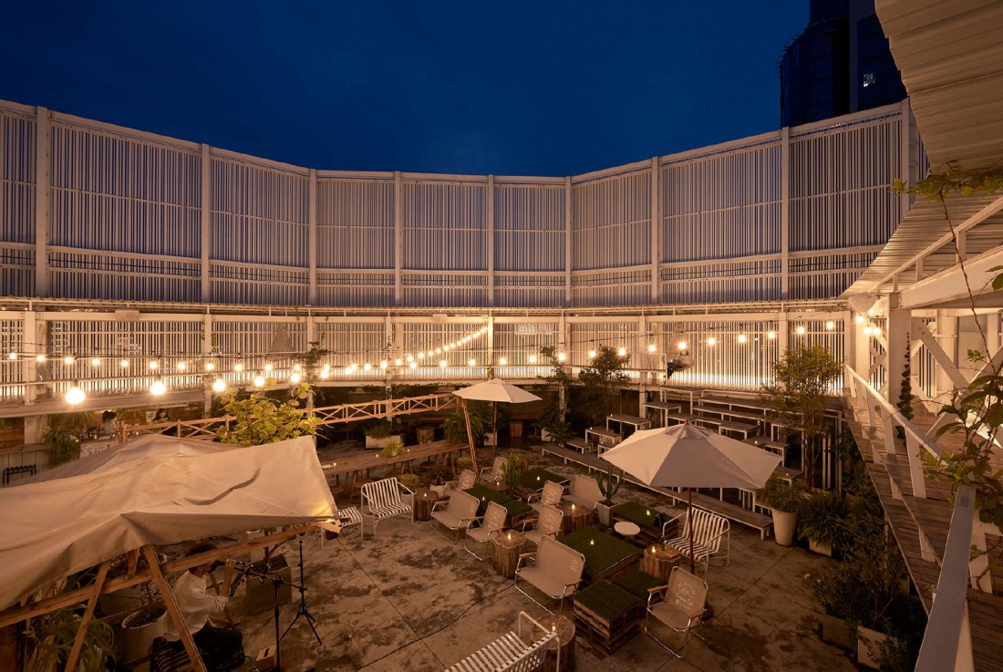 當夜幕降臨，氣氛正要開始